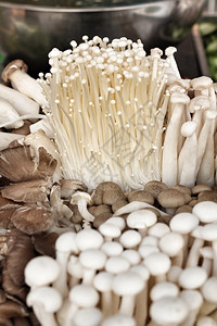 金针菇和香菇的混合物图片