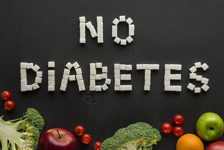 没有用糖块做成的糖尿病字母在水果和蔬图片