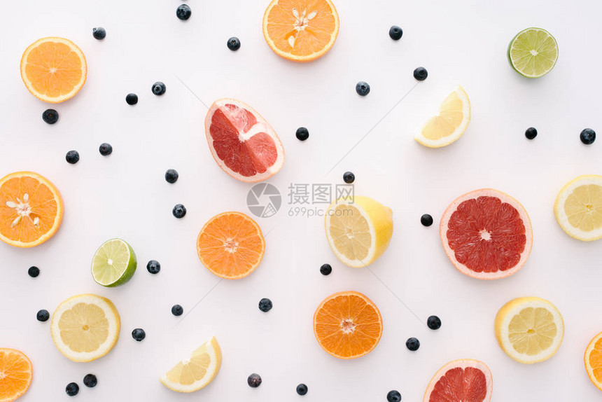 白色表面柑橘水果切片和蓝图片