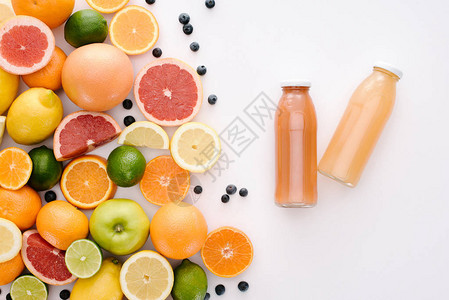 各种柑橘水果及白表面果汁瓶图片