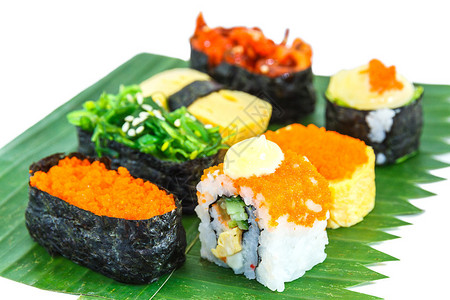 寿司鱿鱼和日本海藻大米和孤立背景的甜图片