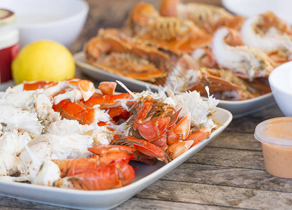 螃蟹和摩顿湾臭虫的澳大利亚海鲜拼盘午餐图片