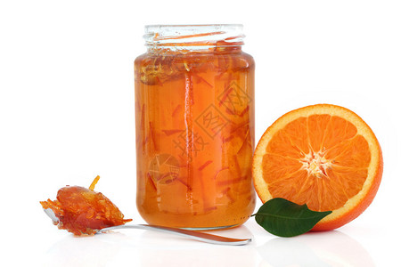 半橙子叶子和果酱的罐子里加了玛尔莱德在白底图片
