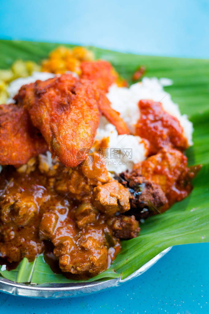 吉隆坡餐厅的香蕉叶上供应新鲜烹制的马来西亚当地印度美食采用新鲜食材烹制的图片