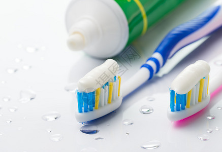 白色背景中的牙刷和牙膏管图片