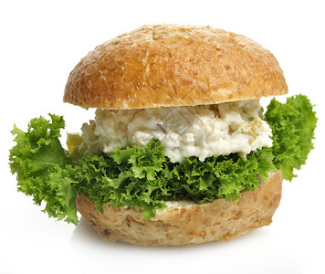 白色背景上的鸡肉沙拉三明治图片