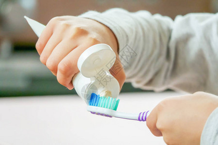 孩子应用牙刷和牙膏图片