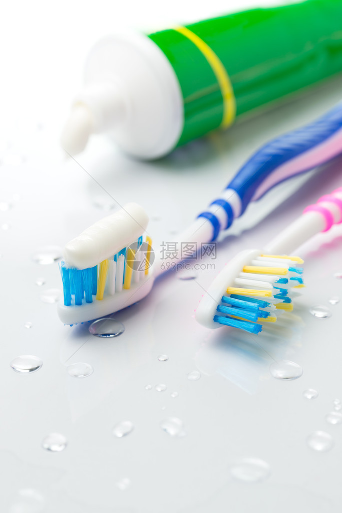 白色背景中的牙刷和牙膏管图片
