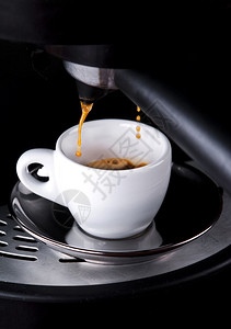 在黑咖啡机上制作奶油浓缩咖啡图片