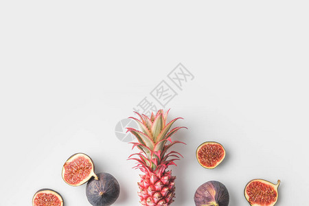粉红菠萝无花果白色隔离背景图片