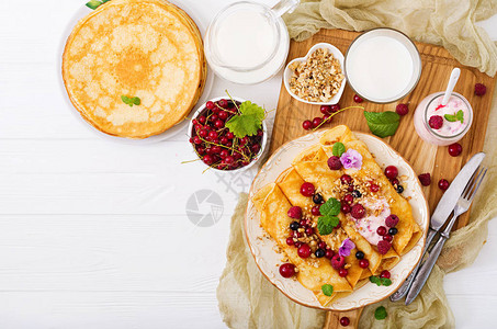 煎饼加酸奶蜂蜜坚果和夏季浆果图片