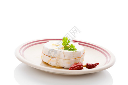 盘子上美味的红菜芝士白底鱼排成一列传统图片