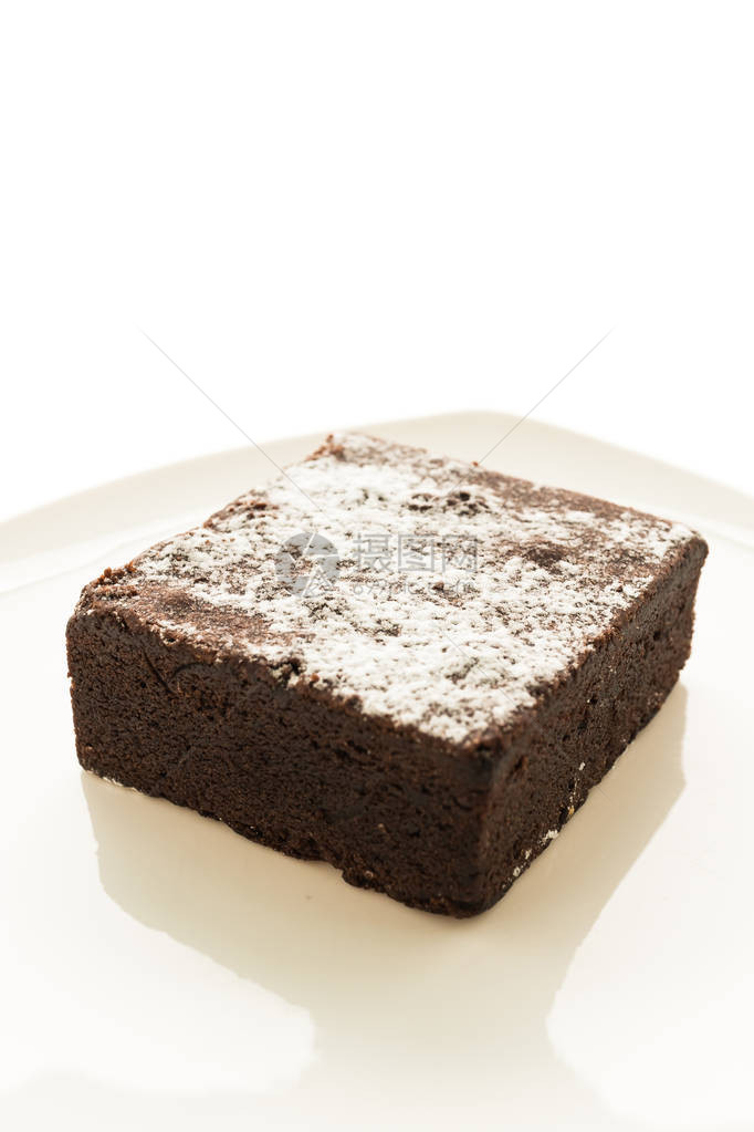 白色盘子里的巧克力巧克力蛋糕白图片