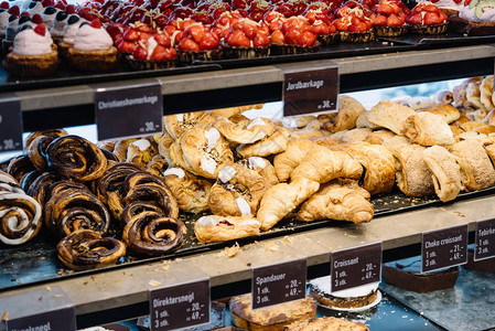 肉桂丹麦卷饼羊角面包和咖啡馆图片