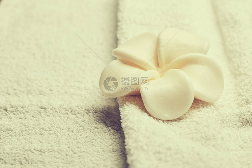 白色纯毛巾上的花朵图片
