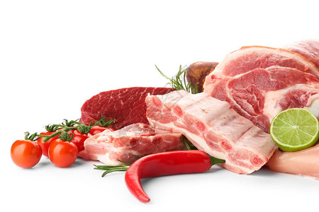 白色背景上的生肉制品图片