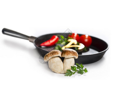 烹饪前的蘑菇牛肝菌和平底锅图片