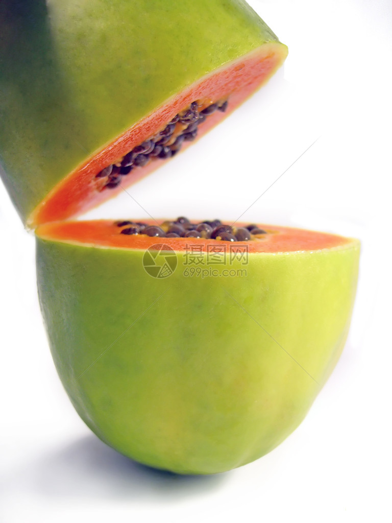 木瓜的垂直位置被切片在半个孤立图片