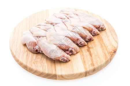 木制切割板上的鲜鸡翅肉生鲜鸡翅图片