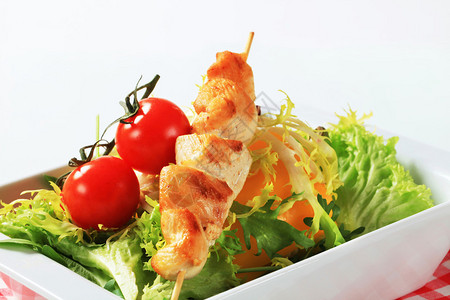 鸡肉串和混合沙拉蔬菜图片