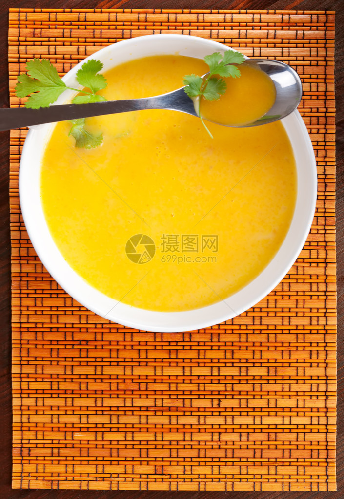 美味的胡萝卜汤在白碗里有新鲜的草图片