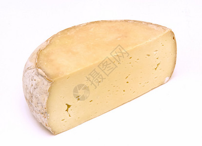 半轮旧奶酪在白色隔离背景图片