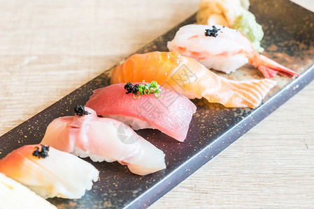 选择焦点美味的寿司卷图片