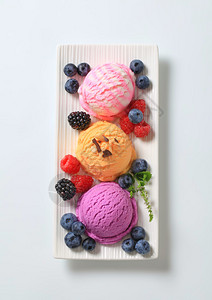 用新鲜浆果装饰的冰淇淋勺图片