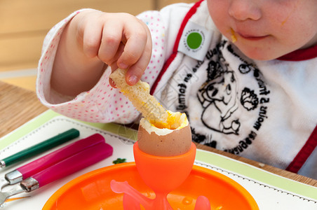 孩子吃水煮蛋图片