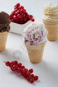不同的美味自制冰淇淋锥图片