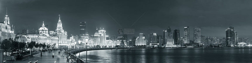 上海夜观黄浦河沿岸历史建筑全景以图片