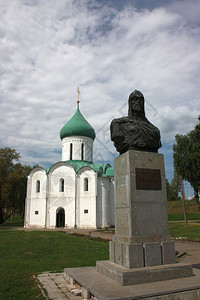 佩列斯拉夫尔扎列斯基救世主变形大教堂和亚历山大涅夫斯基纪念碑俄图片
