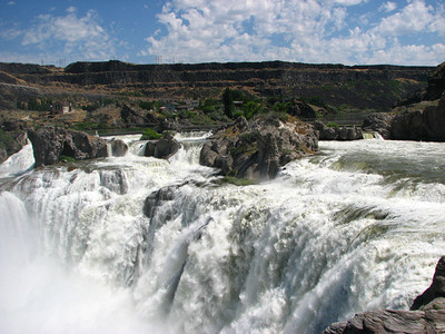 美国怀俄明黄石公园的瀑布图片