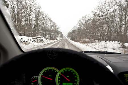 在危险的冬季条件下驾驶汽车图片