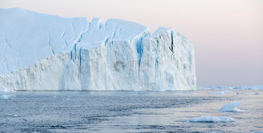 海湾中以不同形式出现的巨型冰图片