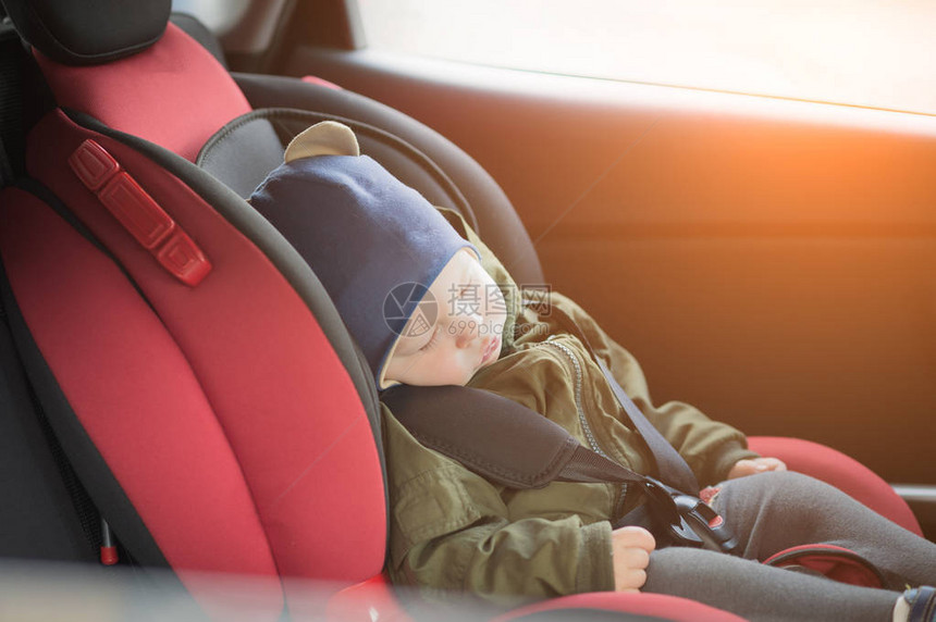 关闭了睡在现代汽车座椅上的白种人可爱男婴儿童在路上行驶的安全在带小孩的车辆中安全地旅行系好安全带着蹒跚学图片