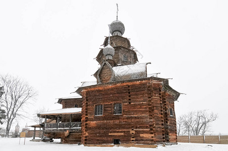 俄罗斯苏兹达尔冬日木制建筑和农民生活博物馆中的基督图片