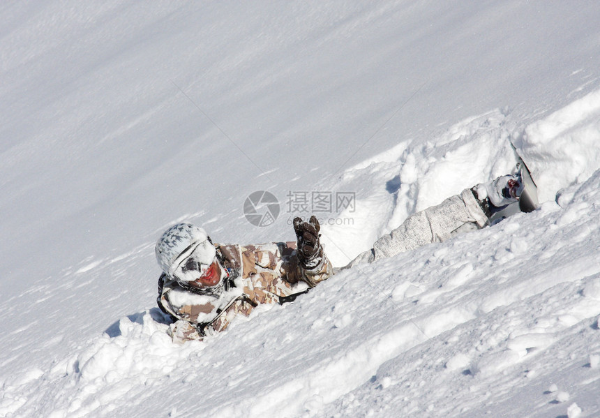 落入新鲜粉雪的滑雪者无伤害图片
