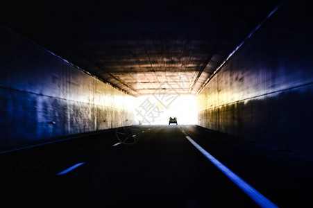 离开黑暗隧道的车轮休游在黑暗无光地带的长期接触图片