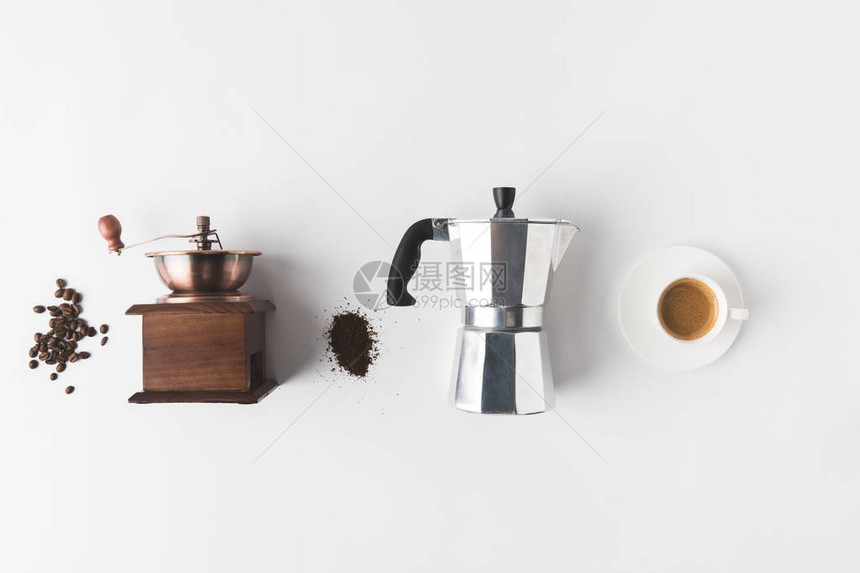 白色桌面上安排的咖啡供应原料和咖啡杯的顶端图图片