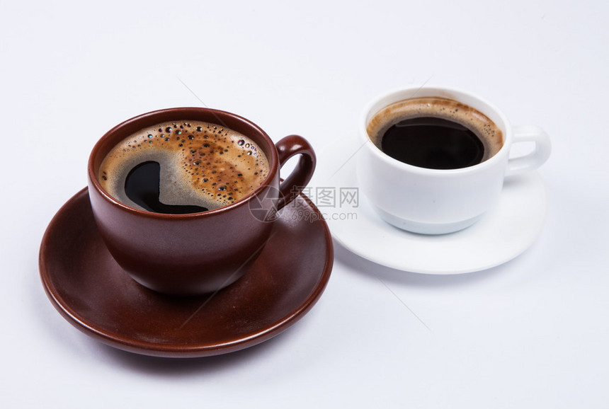 两杯白色背景的咖啡图片