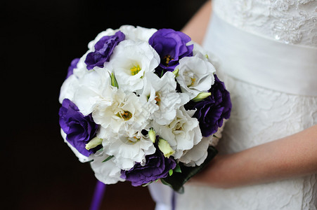 紫色和白色花朵的婚礼花束图片