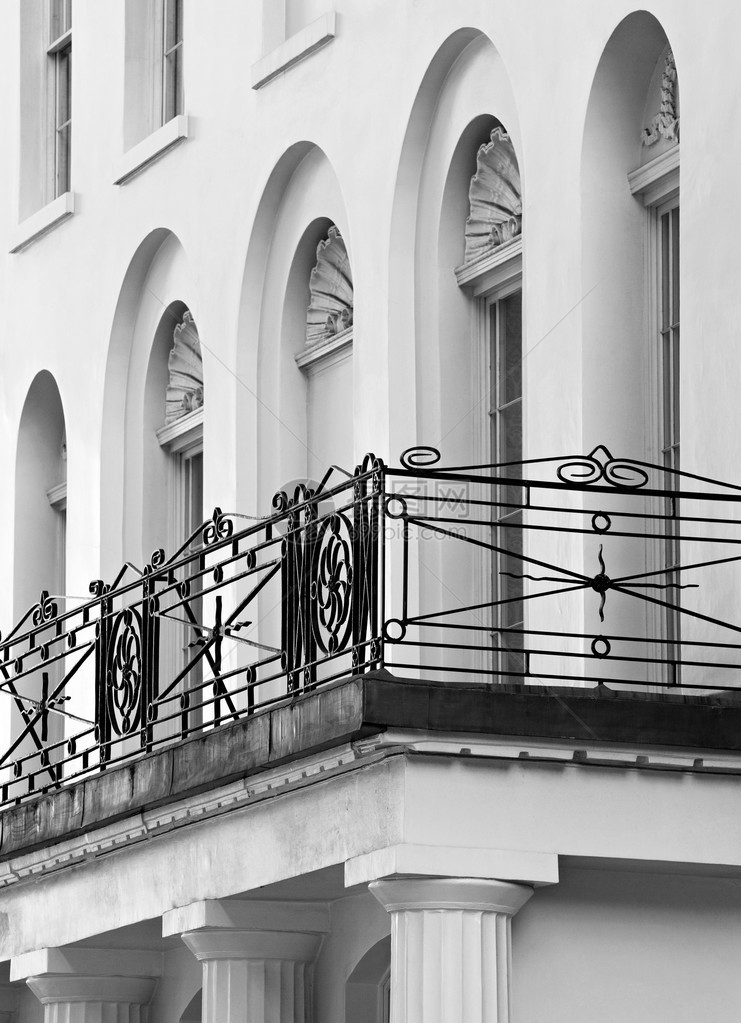 伦敦市一座经典百年石建筑的黑白静物细节视图图片