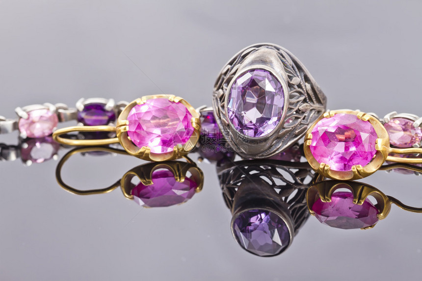 雕刻银环和蓝宝石金耳环手镯和紫色晶图片