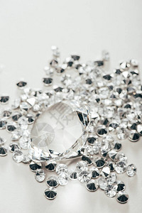 将透明纯大钻石选为白底小钻石背景图片