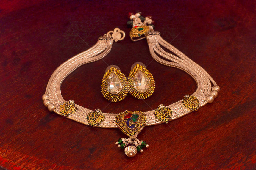 银项链和耳环套装的近景浦那图片