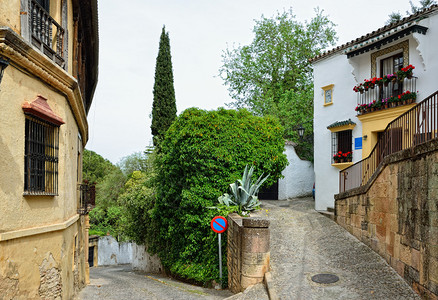 古代西班牙白人城镇朗达的狭小偏僻街道图片