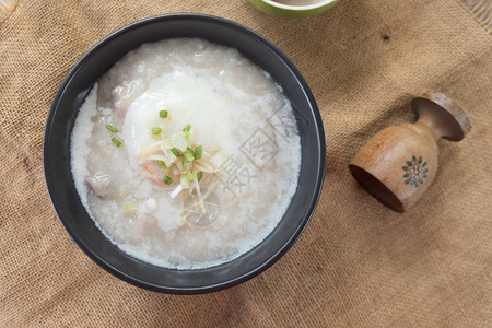 大米粥加了姜汁在亚洲的早餐图片