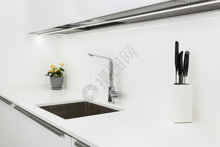 现代设计师铬自来水龙头覆盖不锈钢厨房水槽之上的图片