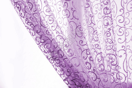 白色背景上的紫色窗帘图片